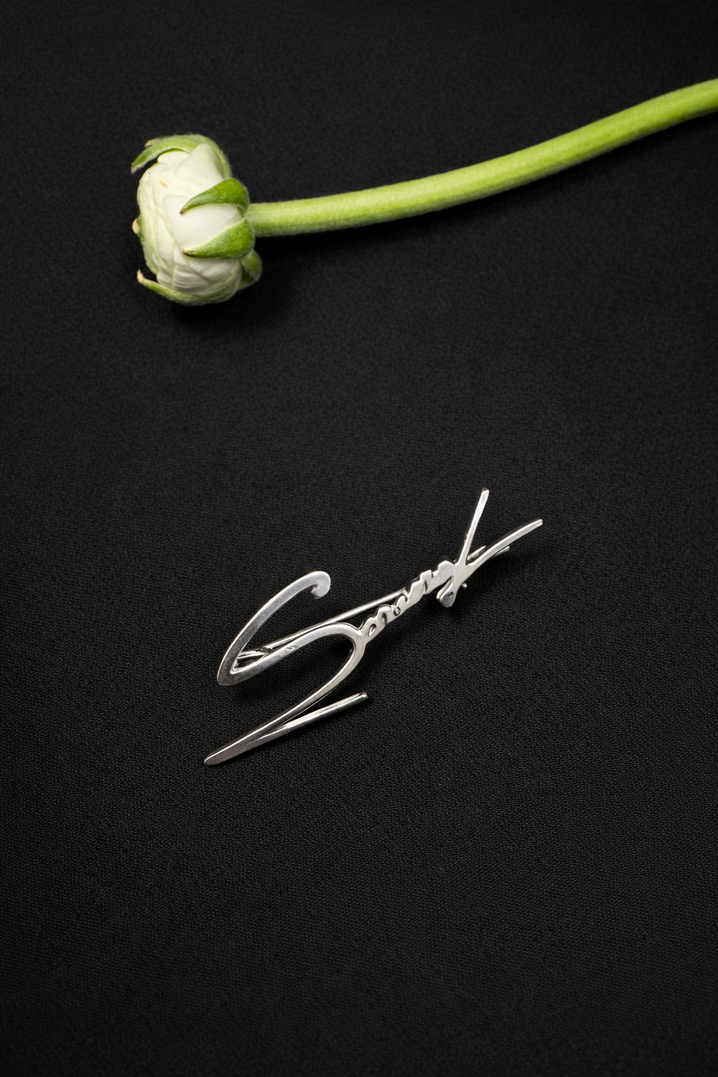 Scandal silver pin brooch