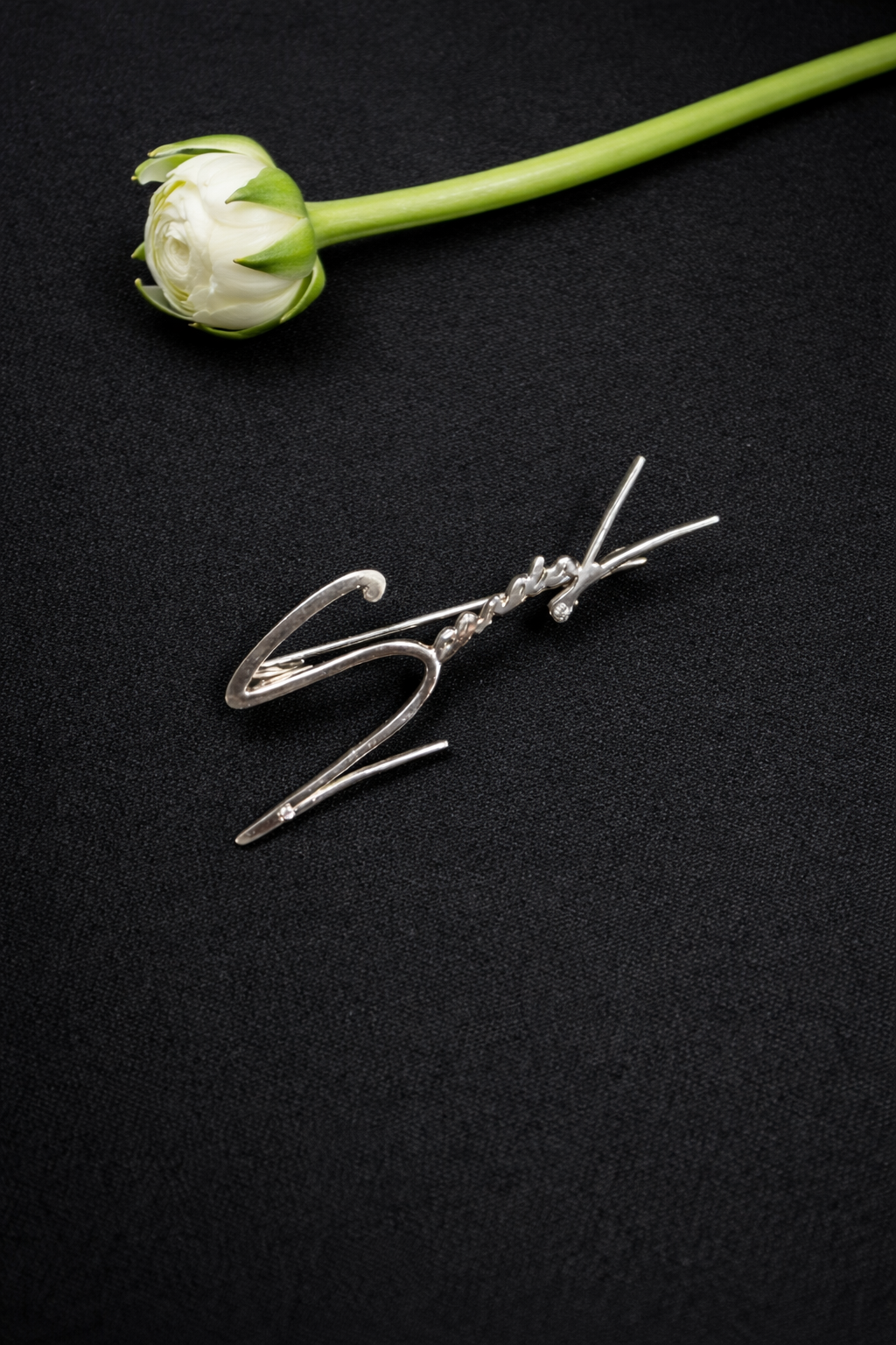 Scandal silver pin brooch