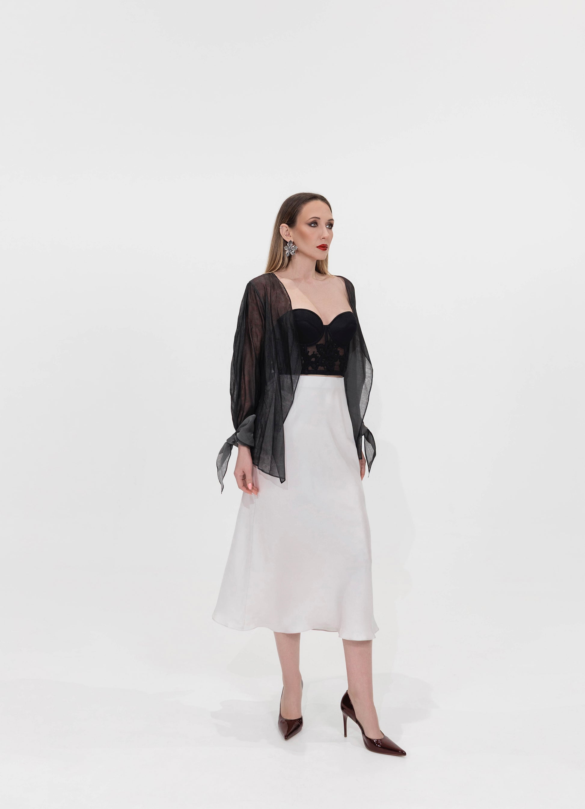 Blusa in organza di seta con polsini a fiocco