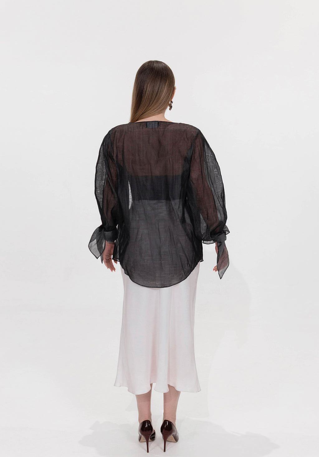 Blusa in organza di seta con polsini a fiocco