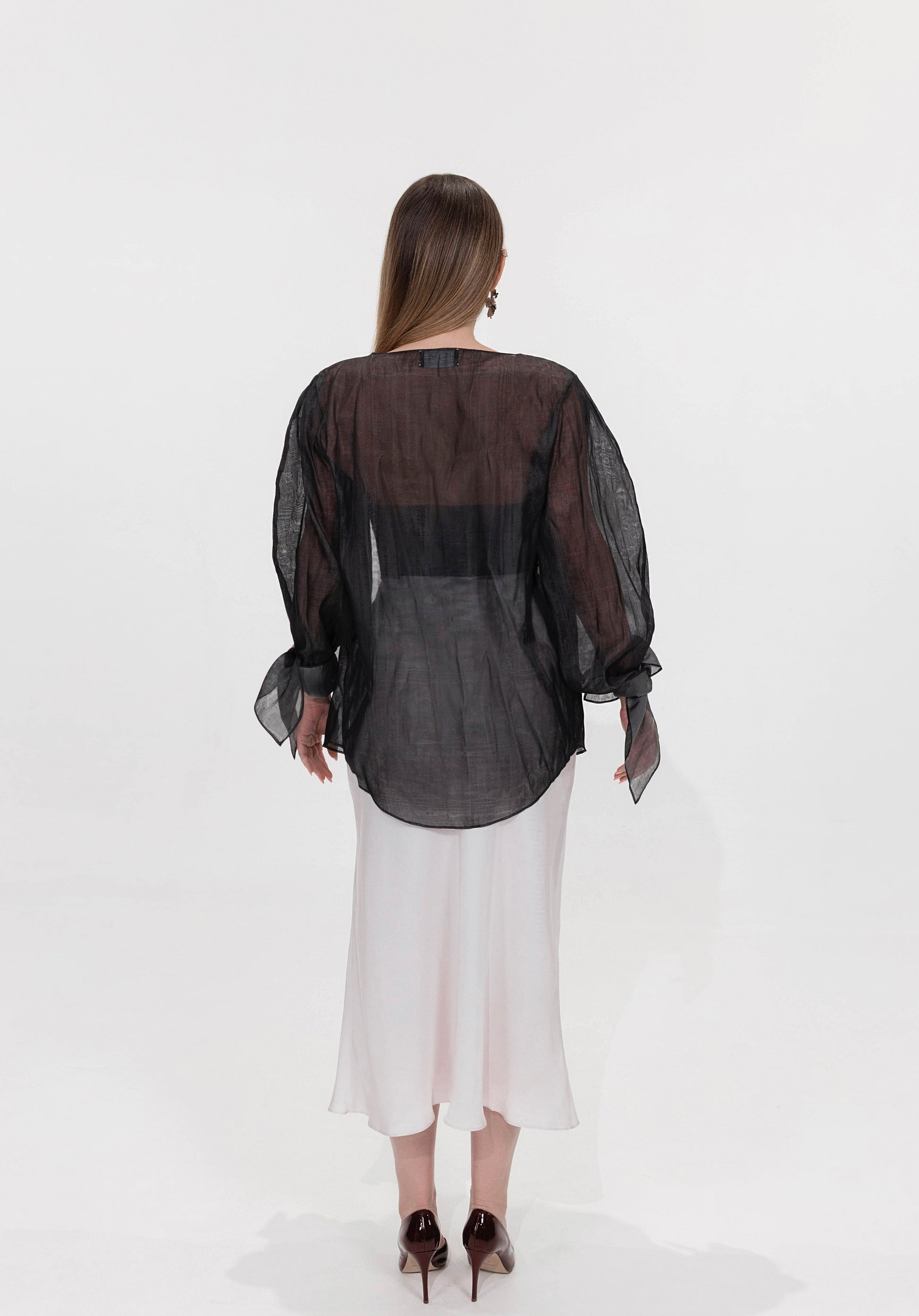 Blusa in organza di seta con polsini a fiocco