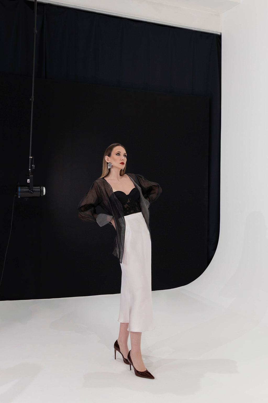 Blusa in organza di seta con polsini a fiocco